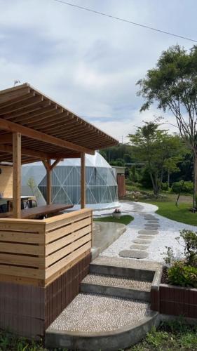 un padiglione in legno con passerella e scale in pietra di Basecamp Haru - Vacation STAY 44460v a Shibukawa