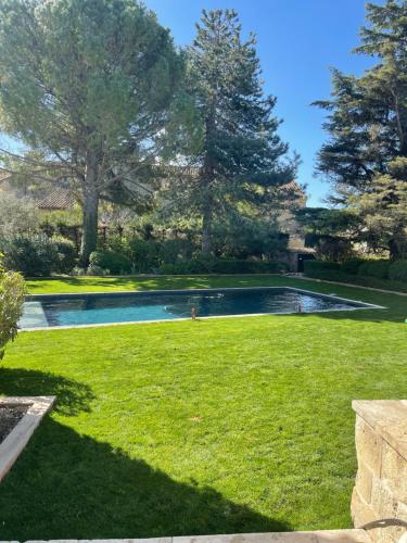 une piscine au milieu d'une cour dans l'établissement Maison Emilisa, à Paradou