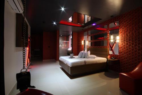 una camera con letto e parete di mattoni rossi di Motel Deslize Limeira 3 a Limeira