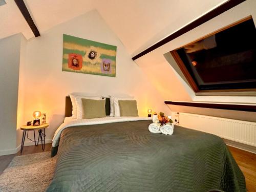 een slaapkamer met een groot bed met 2 teddyberen erop bij Luxury Suites Centrum in Antwerpen