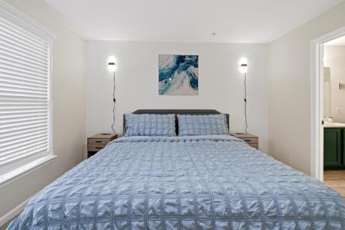 Llit o llits en una habitació de Luxury Family Retreat Townhouse, 3BR,WIFI,Near Attractions, Family Ready