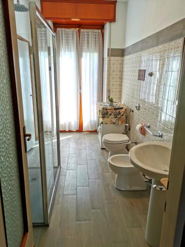 a bathroom with two toilets and a sink and a shower at Lago Maggiore Green House in Leggiuno