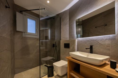 Koupelna v ubytování Nastram Suites Oia