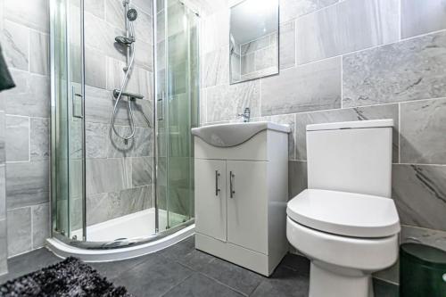 a bathroom with a toilet and a shower and a sink at Liverpool city centre house, Free parking in Liverpool