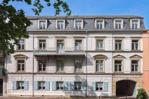 un immeuble d'appartements dans le centre de berlin dans l'établissement Hofgarten 1824 Hotel garni, à Dresde