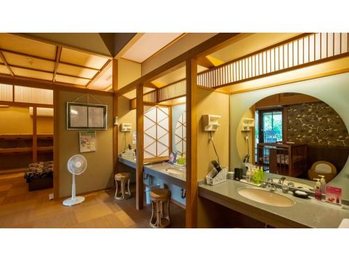 La salle de bains est pourvue d'un lavabo et d'un miroir. dans l'établissement Kurobe View Hotel - Vacation STAY 37996v, à Omachi