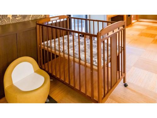 - un escalier avec une chaise haute et un lit bébé dans l'établissement Kurobe View Hotel - Vacation STAY 37996v, à Omachi