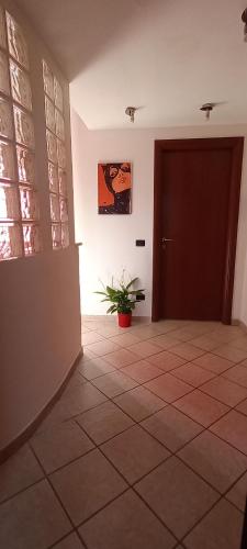 a hallway with a door and a potted plant at G&G Giusy e Gabry in Santhià