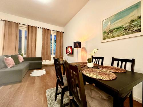 sala de estar con mesa de comedor y sofá en Luxury Suites Centrum en Amberes