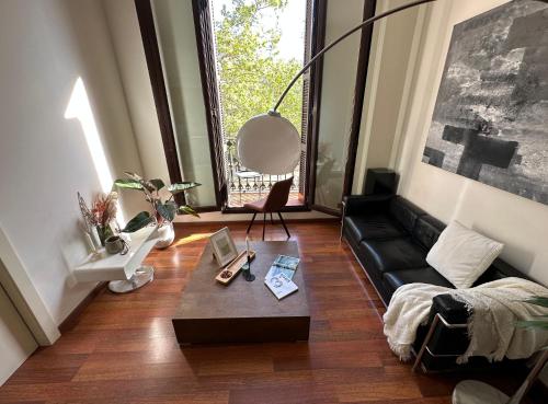 uma sala de estar com um sofá e uma mesa em Cozy Place Picasso em Barcelona