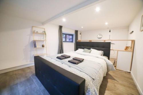 - une chambre avec un grand lit dans l'établissement Cosy Chalet Vue & Nature Durbuy, à Somme-Leuze