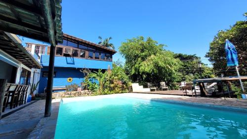 uma piscina em frente a uma casa em Pousada Ancore em São Sebastião