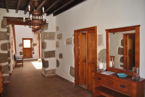 Habitación con pasillo con espejo y mesa. en Casa Rural Los Suárez, en Agüimes