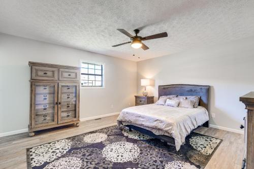 1 dormitorio con 1 cama y ventilador de techo en Pet-Friendly Countryside Haven Near Cherokee Lake!, en Rogersville