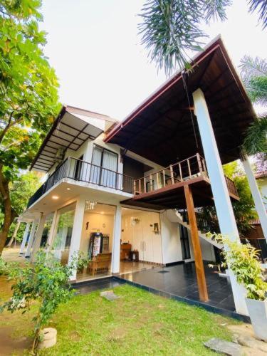 een groot huis met een balkon. bij New hotel canel park in Polonnaruwa