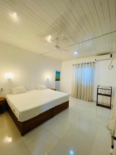New hotel canel park في بولوناروا: غرفة نوم بسرير كبير في غرفة
