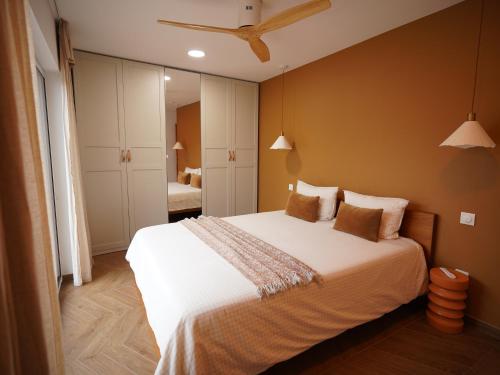 Schlafzimmer mit einem Bett mit weißer Bettwäsche und Kissen in der Unterkunft CASA ALBA in Solliès-Pont