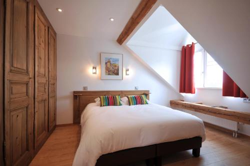 Säng eller sängar i ett rum på Les Balcons De Riquewihr