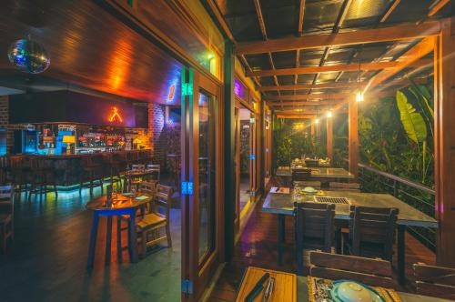 Un restaurante u otro lugar para comer en Amor Arenal Adults Friendly