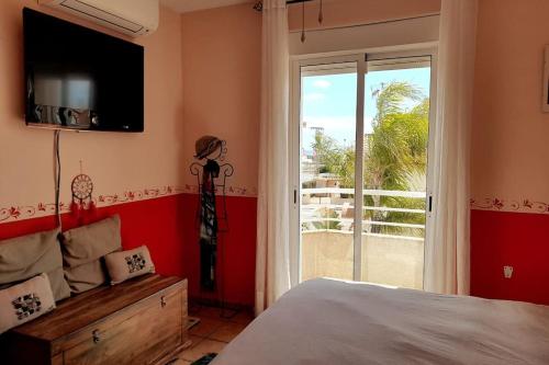 Schlafzimmer mit einem Bett und einer Glasschiebetür in der Unterkunft El Paraíso de Mazarrón: playa y naturaleza in Puerto de Mazarrón