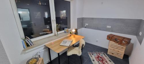 a small room with a table and a window at Dattel City Hannover FeWo für 4 Personen Privat-Parkplatz 5G WLAN & 24/7 Kontakt in Hannover