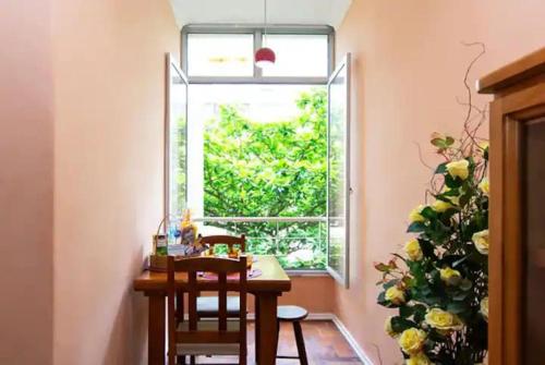 una pequeña mesa y sillas en una habitación con ventana en Copacabana Pedreira, en Río de Janeiro