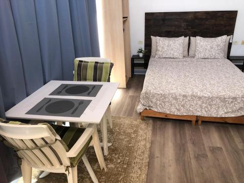 1 dormitorio con 1 cama, mesa y sillas en Las Brisas Holiday, en Adeje