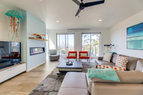 Televisyen dan/atau pusat hiburan di Scenic Depoe Bay Townhome with Deck Less Than 1 Mi to Parks!