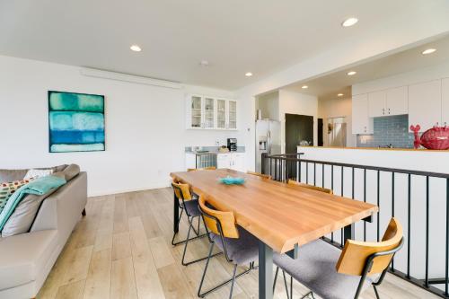 Dapur atau dapur kecil di Scenic Depoe Bay Townhome with Deck Less Than 1 Mi to Parks!