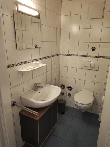 a bathroom with a sink and a toilet at FeWo Planer Altstadtwohnung mit Terrasse & Parkplatz in Memmingen
