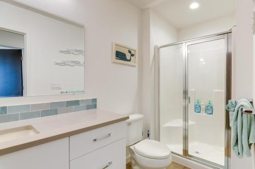 Bilik mandi di Scenic Depoe Bay Townhome with Deck Less Than 1 Mi to Parks!