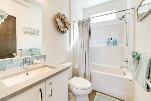 Bilik mandi di Scenic Depoe Bay Townhome with Deck Less Than 1 Mi to Parks!