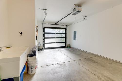 Gambar di galeri bagi Scenic Depoe Bay Townhome with Deck Less Than 1 Mi to Parks! di Depoe Bay