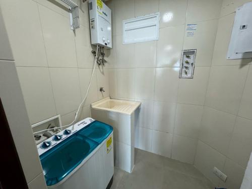 La petite salle de bains est pourvue d'un lavabo et d'un lave-linge. dans l'établissement Apartamento en Laguito Ed Torres del Lago 604 ICDI, à Carthagène des Indes