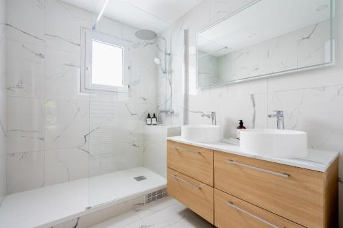La salle de bains est pourvue de 2 lavabos, d'une douche et d'une baignoire. dans l'établissement ☆Luxury Disneyland -The Green-Wood - Paris ☆, à Lognes