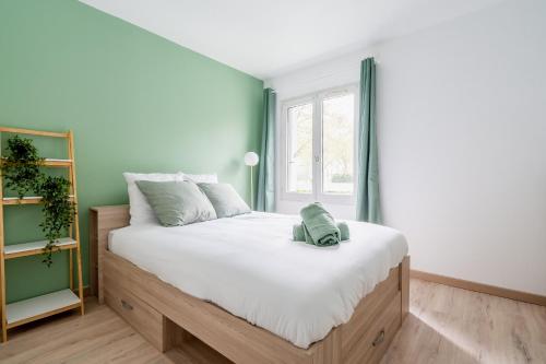- une chambre avec un lit doté de draps blancs et une fenêtre dans l'établissement ☆Luxury Disneyland -The Green-Wood - Paris ☆, à Lognes