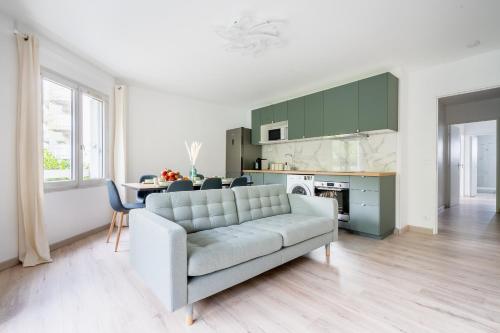 un salon avec un canapé et une table dans l'établissement ☆Luxury Disneyland -The Green-Wood - Paris ☆, à Lognes