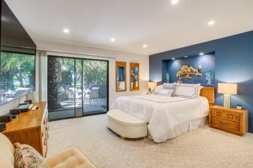 1 dormitorio con 1 cama grande y pared azul en Palm Springs Condo 3 Fenced Patios, Pool Access, en Palm Springs