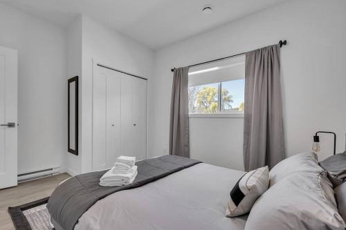 ein Schlafzimmer mit einem großen Bett und einem Fenster in der Unterkunft Cozy tiny home in lake country in Lake Country