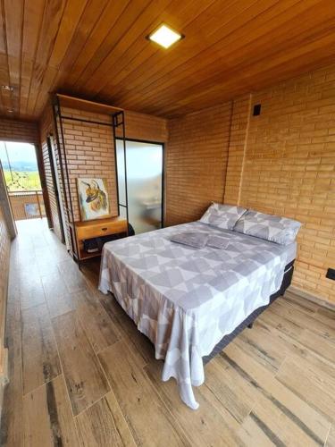 - une chambre avec un grand lit dans l'établissement Castelinho Ibitipoca, à Lima Duarte