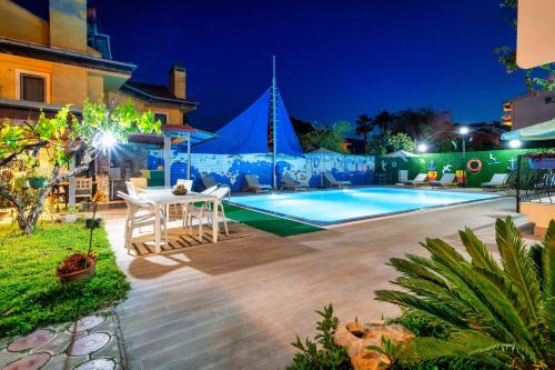 Bazén v ubytování Dedeminn Garden Hotel nebo v jeho okolí