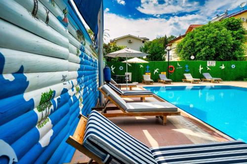 Bazén v ubytování Dedeminn Garden Hotel nebo v jeho okolí