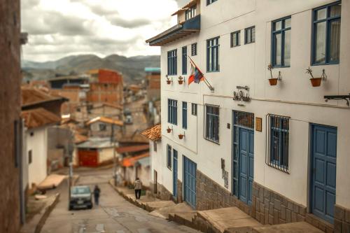 un edificio con una bandera a un lado. en Hotel Del Prado Hometown, en Cusco