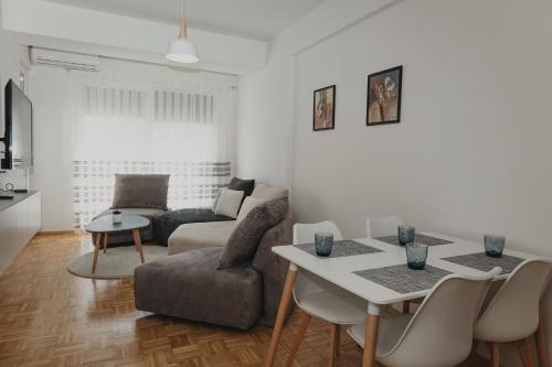 un soggiorno con un divano e un tavolo di Grozd Apartment a Ohrid