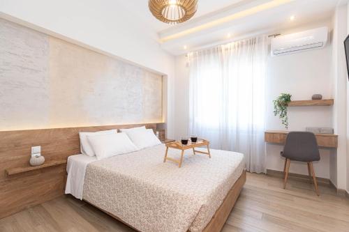 ein Hotelzimmer mit einem Bett und einem Tisch in der Unterkunft Tsimiski's Pearl in Thessaloniki