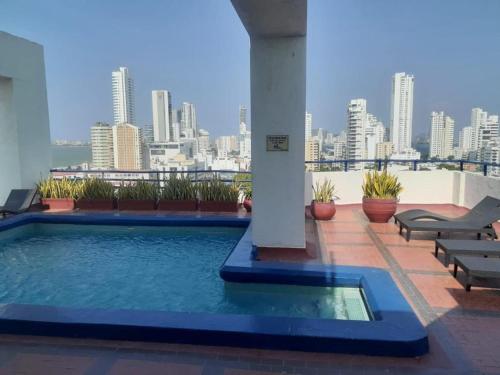 une piscine au sommet d'un immeuble avec une vue sur la ville dans l'établissement APTO DUPLEX MARINA DEL REY CARTAGENA, à Carthagène des Indes