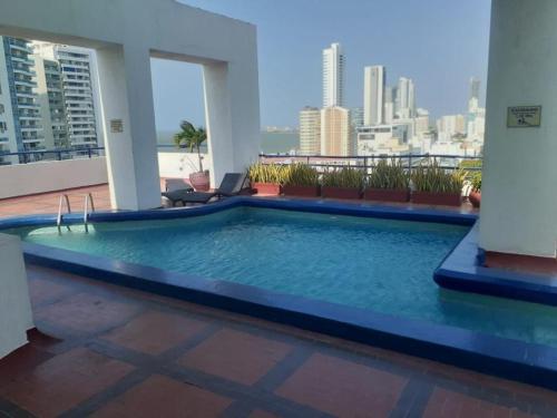 une grande piscine sur le toit d'un immeuble dans l'établissement APTO DUPLEX MARINA DEL REY CARTAGENA, à Carthagène des Indes