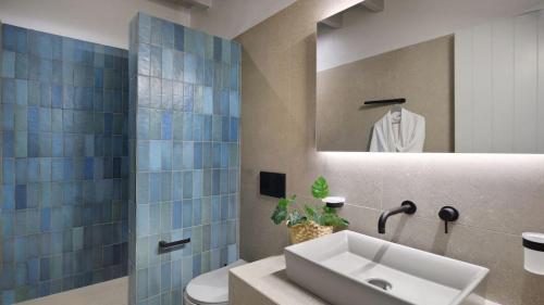 łazienka z umywalką i lustrem w obiekcie Villa Hermes Mykonos w mieście Mykonos