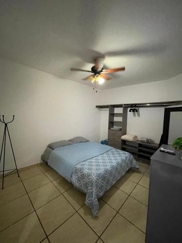 Katil atau katil-katil dalam bilik di Cozy studio apartment located in commercial area