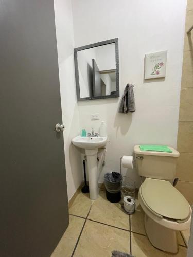 uma casa de banho com um WC e um lavatório em Cozy studio apartment located in commercial area em Hermosillo